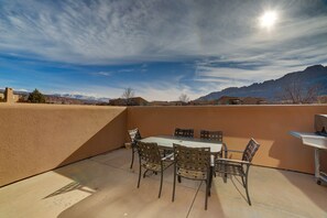 Outdoor dining - Mountain Views In the heart Of Canyon Country; Adventure base for your visit! (Moab)