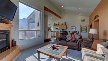 Televisión, chimenea, reproductor de DVD, videoteca