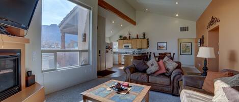 Televisión, chimenea, reproductor de DVD, videoteca