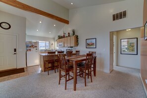 Dining - Mountain Views In the heart Of Canyon Country; Adventure base for your visit! (Moab)