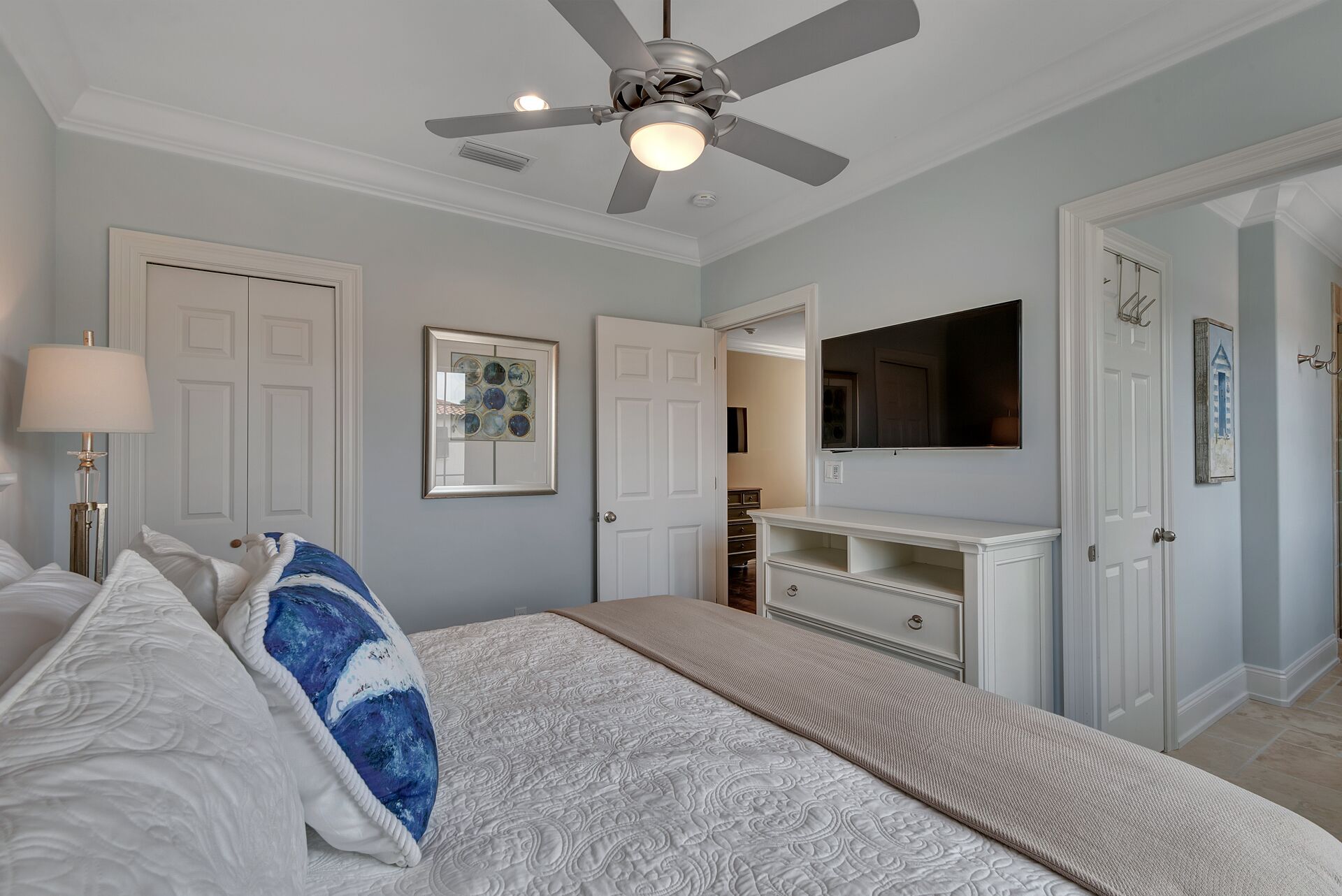 5 makuuhuonetta, silitysrauta/-lauta, vauvan matkasänky, Wi-Fi