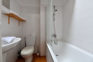 A bathroom with a toilet, sink, and bathtub. - Domaine Les Granges (Ternant)