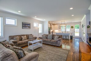 Smart TV, video library, offices - Insta-Worthy Rooftop Views! Heart of Nashville! Sleeps 12+ (Nashville)