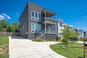 Exterior - Insta-Worthy Rooftop Views! Heart of Nashville! Sleeps 12+ (Nashville)