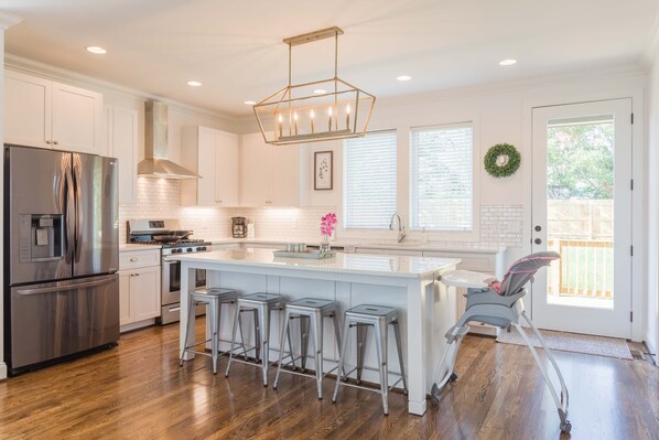 Fridge, microwave, oven, stovetop - Insta-Worthy Rooftop Views! Heart of Nashville! Sleeps 12+ (Nashville)