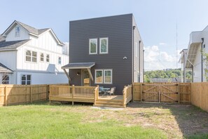 Exterior - Insta-Worthy Rooftop Views! Heart of Nashville! Sleeps 12+ (Nashville)