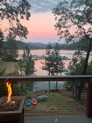 Property grounds - Top Lakefront Oasis - Kayaks, Paddle Bd, Hot Tub  - Shasta Lakeshore Retreat #2 (Lakehead)