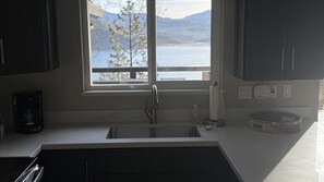 Fridge, microwave, oven, stovetop - Top Lakefront Oasis - Kayaks, Paddle Bd, Hot Tub  - Shasta Lakeshore Retreat #2 (Lakehead)