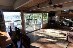 Smart TV, fireplace, DVD player, books - Top Lakefront Oasis - Kayaks, Paddle Bd, Hot Tub  - Shasta Lakeshore Retreat #2 (Lakehead)