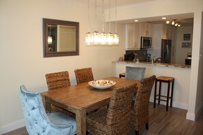 Dining - Stunning Beachfront Condo in Gated Community (Marco Island)