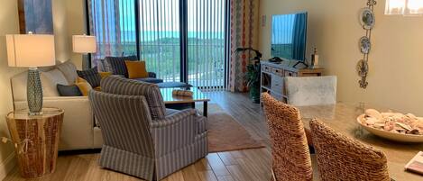 Un salón espacioso con sofá, sillones y una mesa de comedor.