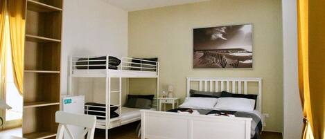 Superior vierpersoonskamer, balkon | Een bureau, gratis babybedden, gratis wifi, rolstoeltoegankelijk