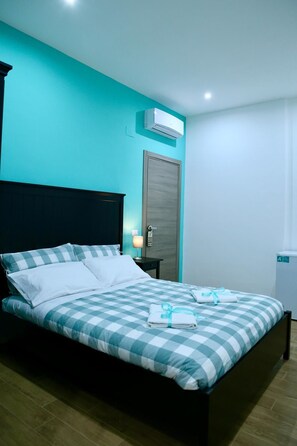 Quarto casal luxo, banheira | Escrivaninha, berços grátis, Wi-Fi de cortesia