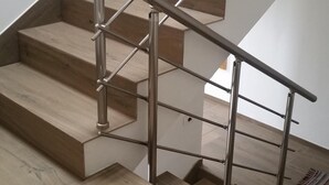 Eine Treppe mit Holzboden und Metallgeländern.