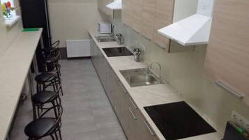 Kylskåp, mikrovågsugn (vid begäran), ugn och barnstol