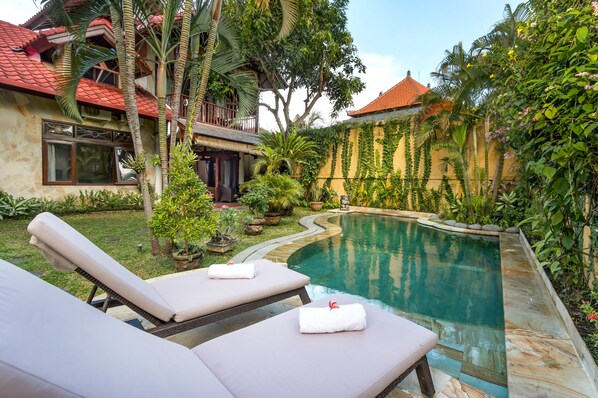 حمّام سباحة خارجي