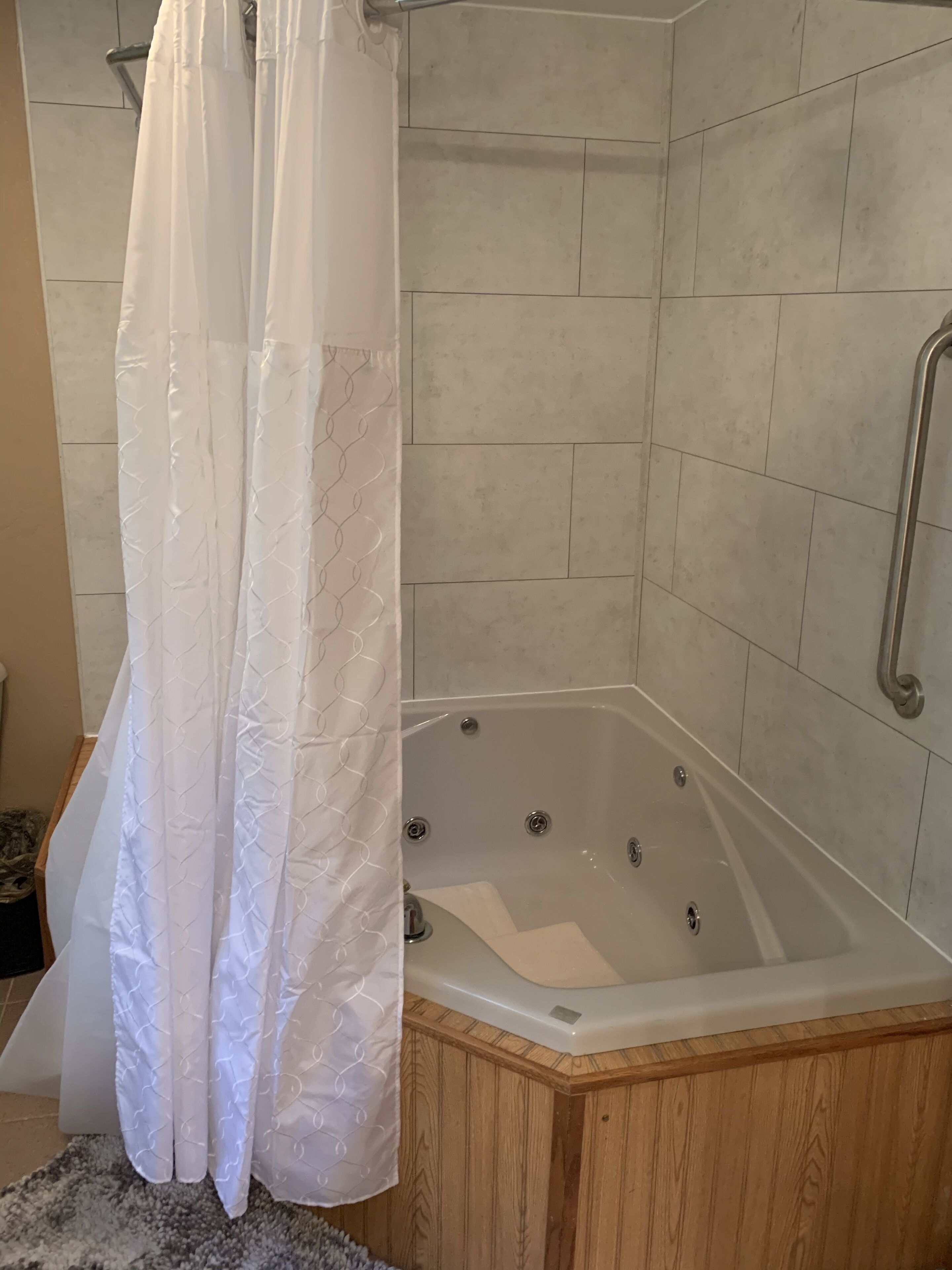 Sèche-cheveux, serviettes fournies, papier toilette