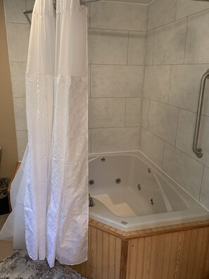 Haartrockner, Handtücher, Toilettenpapier