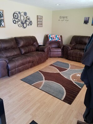 Smart TV, video games, DVD player, books - Door County Home Away - Backyard Seclusion, Close to Beaches, Shops, Restaurants (Sturgeon Bay)