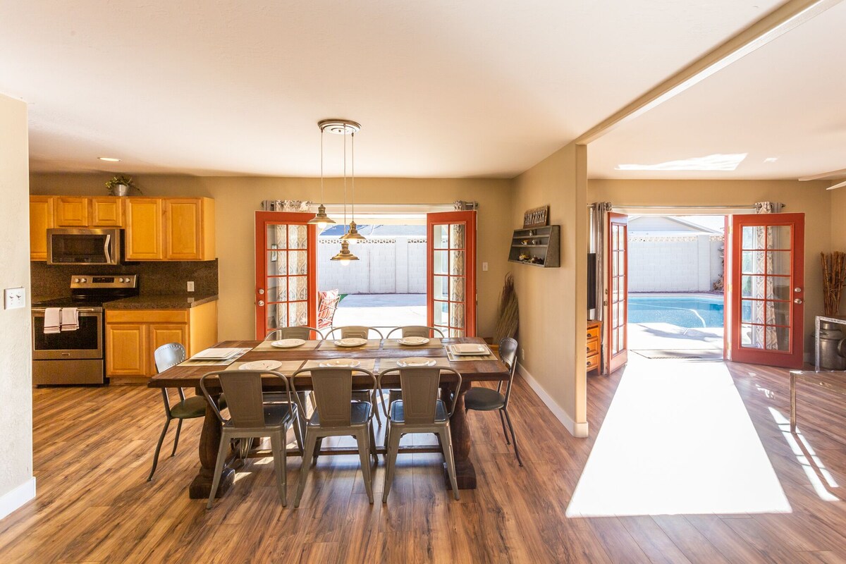 Old Town Scottsdale! - 13beds! + Pool + Fire Pit + BBQ+ Shopping