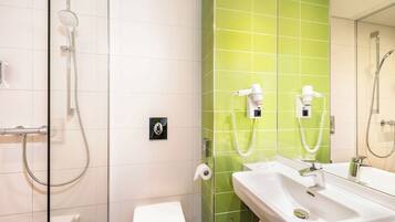 Un baño con ducha, inodoro y lavabo.