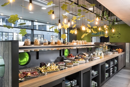 Desayuno buffet diario (EUR 15 por persona). ibis Styles Stuttgart Vaihingen