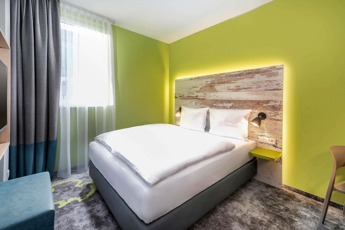 Escritorio, cortinas blackout, sistema de insonorización y wifi gratis