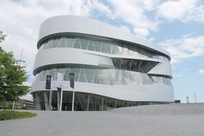 Un edificio moderno con fachada curva y amplios ventanales de vidrio.