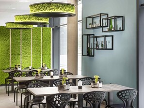 Bữa sáng buffet hàng ngày với phụ phí nhỏ 