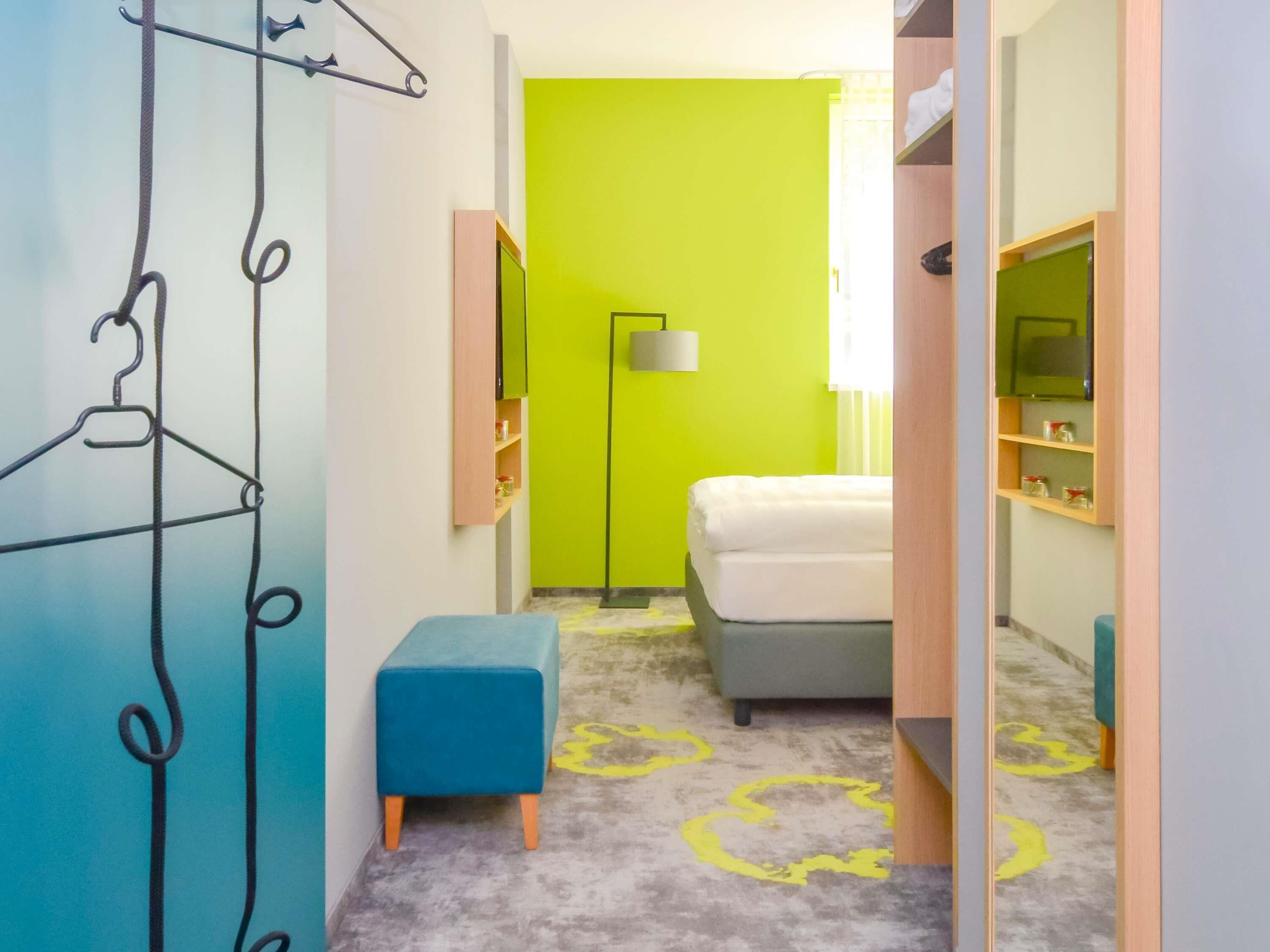Schreibtisch, Verdunkelungsvorhänge, schallisolierte Zimmer