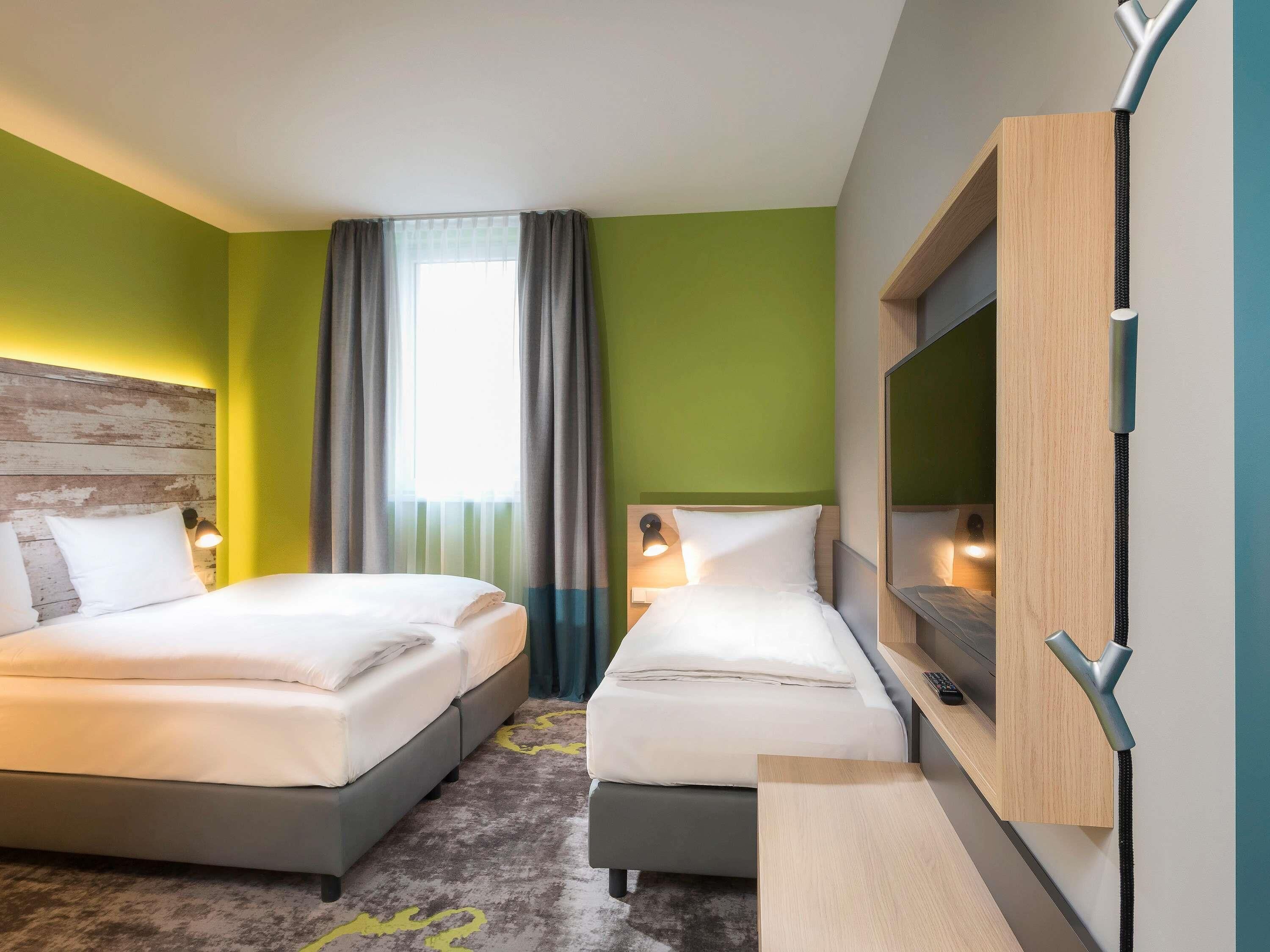 Schreibtisch, Verdunkelungsvorhänge, schallisolierte Zimmer
