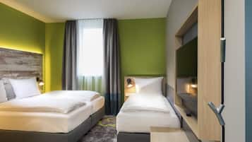 Family Double Room | Desk, blackout drapes, soundproofing, free WiFi