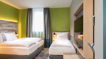 Family Double Room | Desk, blackout curtains, soundproofing, free WiFi