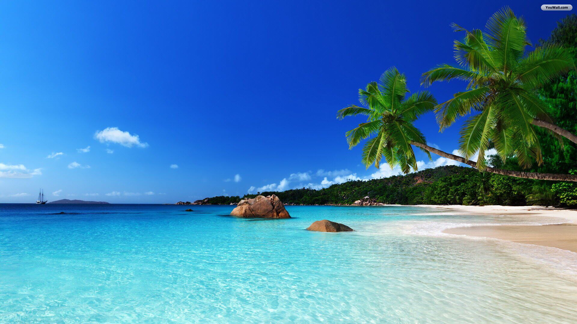 Beach nearby, sun-loungers, beach towels