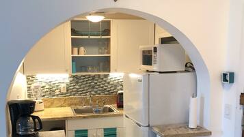 Micro-ondes, cafetière/bouilloire