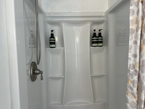 Dusche, Haartrockner, Handtücher, Seife
