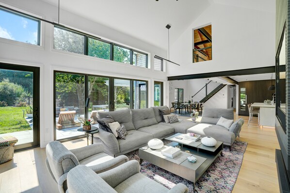 Smart TV, fireplace, DVD player, stereo