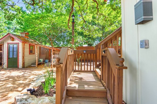 PERFECT COUPLES GET AWAY IN THE HEART OF DOWNTOWN BOERNE!!