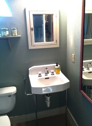 Kombinert dusj/badekar, hårføner, håndklær og såpe