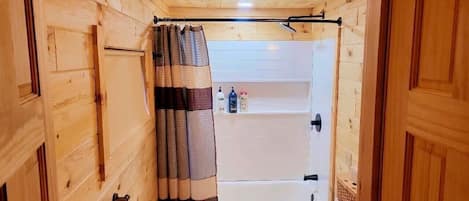 Kombinert dusj/badekar, hårføner, håndklær og såpe