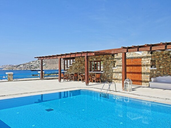 Outdoor pool - Maganos Suites (Mykonos)