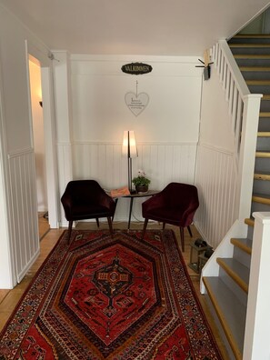 Coin salon dans le hall