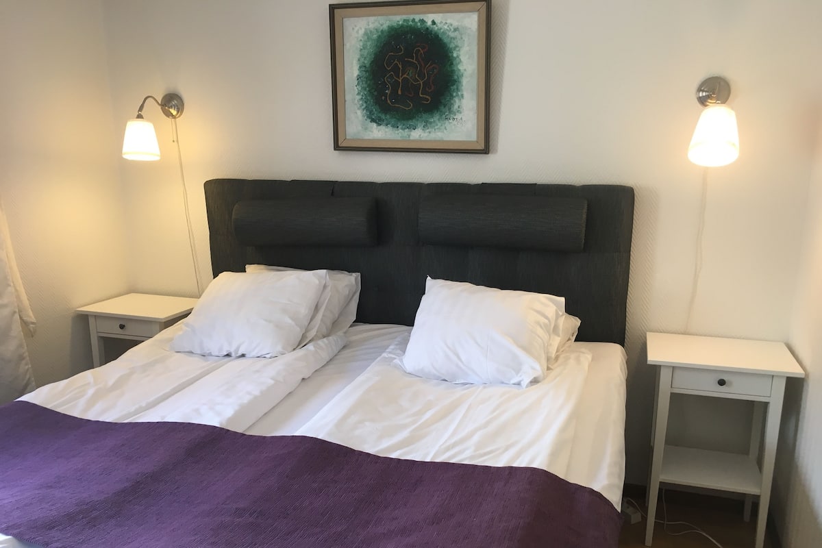 Edredón, decoración personalizada y tabla de planchar con plancha