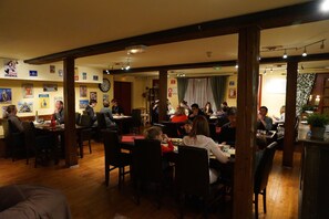 Melayani makan malam 
