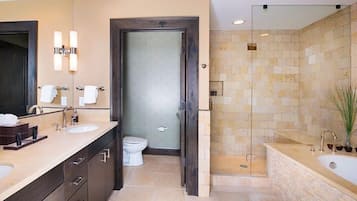 Secadora de cabello, toallas, jabón, papel de baño