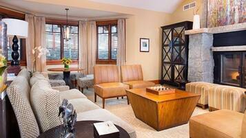 Televisión, chimenea, reproductor de DVD y oficina