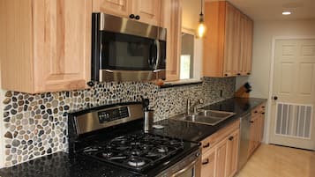 Frigorífic, microones, forn i placa de cuina