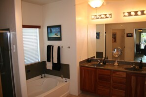 Duschwanne, Haartrockner, Handtücher