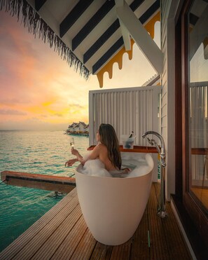 Premium bedding, minibar, in-room safe, desk - SAii Lagoon Maldives, Curio Collection by Hilton (Eh'mafushi)