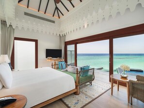King 2-Bedroom Overwater Pool Villa | 高級寢具、迷你吧、房內夾萬、書桌